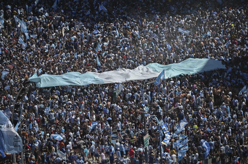 Desde las primeras horas de la mañana miles de personas caminaron por el microcentro de Buenos Aires hacia el Obelisco, donde los fanáticos -incluidas familias enteras- se reunieron a cantar desde temprano acompañados por una bandera gigante.