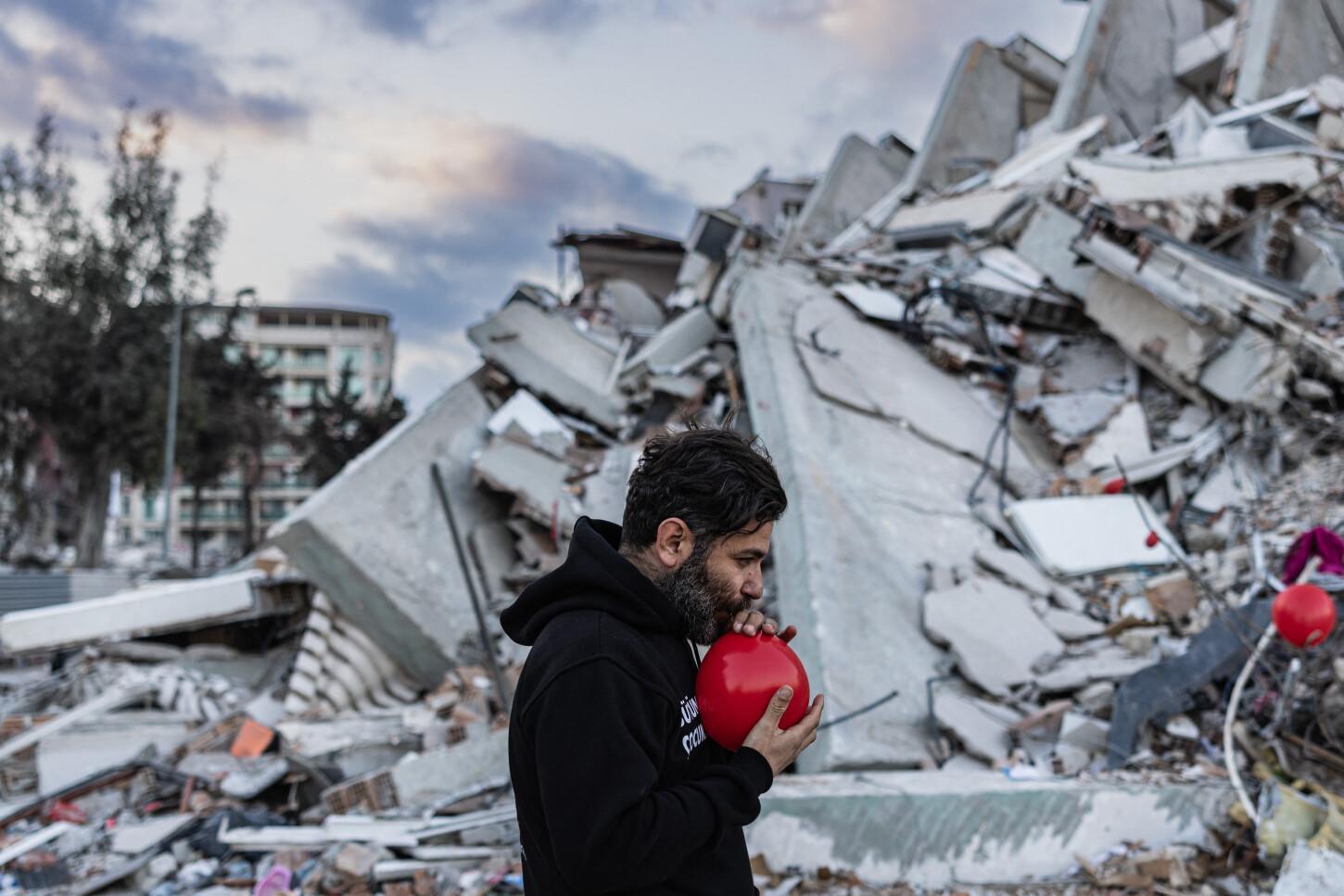 Ocho días después del terremoto en Turquía, un hombre de casi cuarenta años comenzó a atar globos a las ruinas de la despoblada ciudad de 400.000 habitantes, donde el ruido de las excavadoras y las nubes de polvo dominan toda forma de vida.