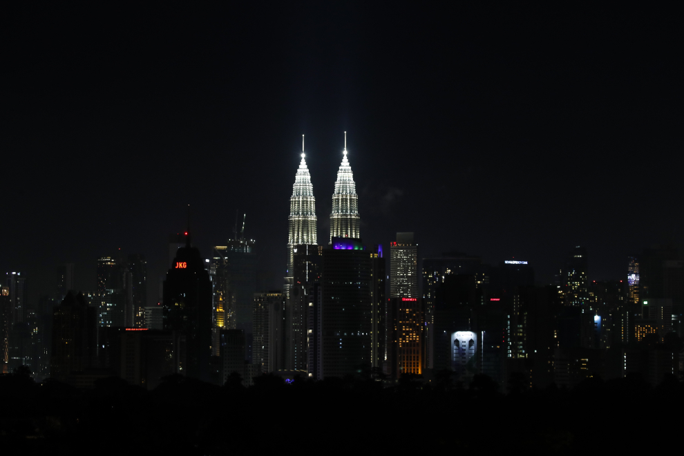 Las Torres Petronas, en la capital de Malasia, Kuala Lumpur, destacan entre la oscuridad.