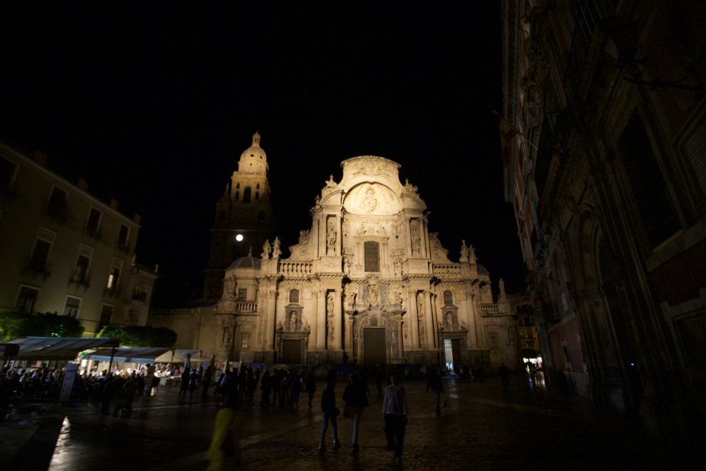 La Catedral de Murcia, a oscuras por la hora del planeta.