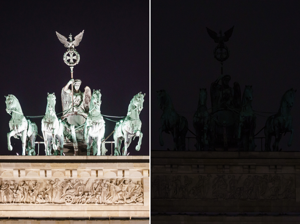 Detalle de la cuádriga de la Puerta de Brandenburgo, en Berlín, antes y después del apagón.
