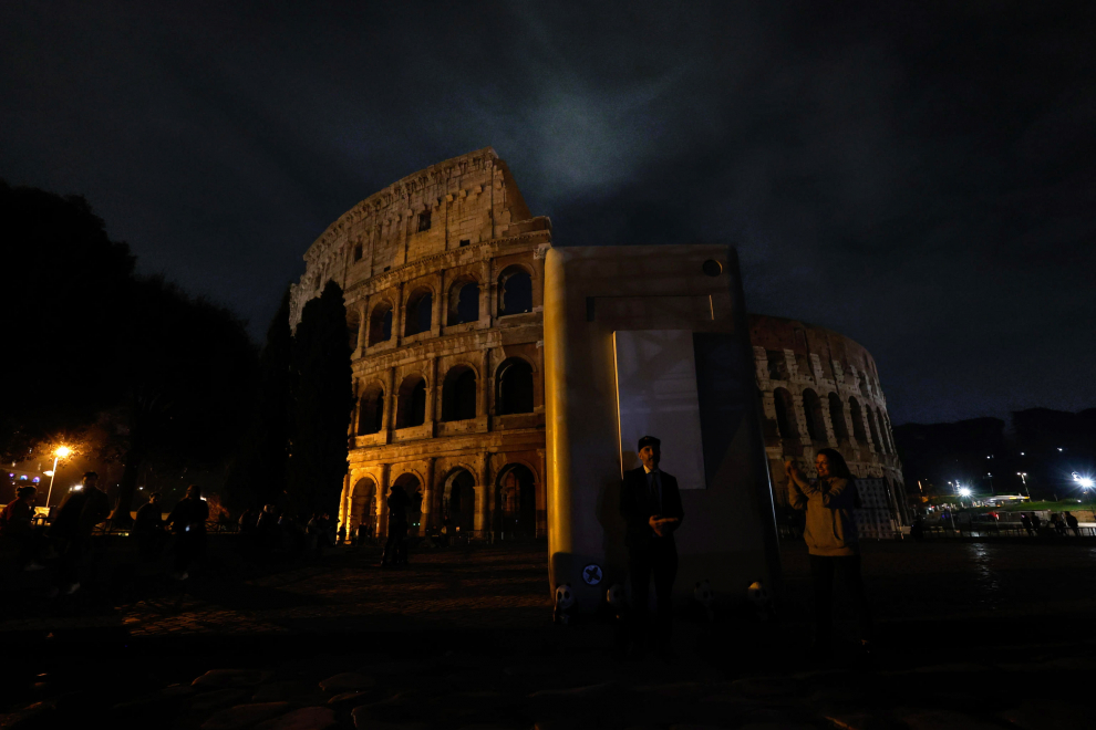 El Coliseo de Roma también se ha apagado este sábado.