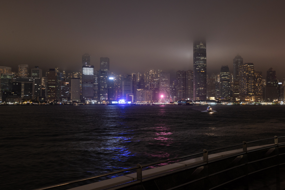 El puerto de Hong Kong presentaba esta evocadora imagen del 'skyline' de la ciudad durante la hora del planeta.