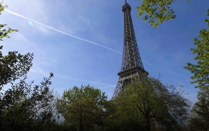 Evacúan la Torre Eiffel y sus alrededores por una alerta de bomba ...