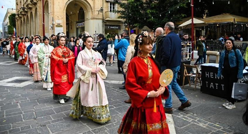 El hanfu engalana las calles de Malta Spanish china org cn 中国最权威的西班牙语新闻网站