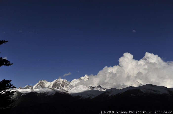  The photo taken on early April this year shows Namjagbarwa, a mountain in the Tibetan Himalaya. It forms the eastern anchor of the Himalayan chain, and is the easternmost mountain in the world over 7,600 metres. [Guo Xiaotian/China.org.cn]