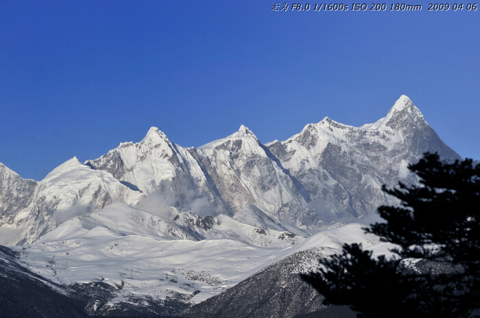  The photo taken on early April this year shows Namjagbarwa, a mountain in the Tibetan Himalaya. It forms the eastern anchor of the Himalayan chain, and is the easternmost mountain in the world over 7,600 metres. [Guo Xiaotian/China.org.cn]