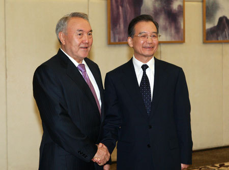 Chinese Premier Wen Jiabao (R) meets with Kazakhstan's President Nursultan Nazarbayev in Sanya, south China's Hainan Province, April 17, 2009. Nazarbayev arrived in Sanya to attend the Boao Forum for Asia (BFA) Annual Conference 2009 which would be held in Boao, Hainan from April 17 to 19. [Xinhua photo]