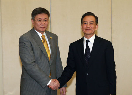 Chinese Premier Wen Jiabao (R) meets with his Mongolian counterpart Sanj Bayar in Sanya, south China's Hainan Province, April 17, 2009. Bayar arrived in Sanya to attend the Boao Forum for Asia (BFA) Annual Conference 2009 which would be held in Boao, Hainan from April 17 to 19. [Xinhua photo]