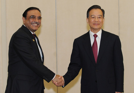 Chinese Premier Wen Jiabao (R) meets with Pakistani President Asif Ali Zardari in Sanya, south China's Hainan Province, April 17, 2009. Zardari arrived in Sanya to attend the Boao Forum for Asia (BFA) Annual Conference 2009 which would be held in Boao, Hainan from April 17 to 19. [Xinhua photo]