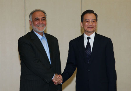 Chinese Premier Wen Jiabao (R) meets with Iran's First Vice President Parviz Davoodi in Sanya, south China's Hainan Province, April 17, 2009. Davoodi arrived in Sanya to attend the Boao Forum for Asia (BFA) Annual Conference 2009 which would be held in Boao, a scenic town in Hainan, from April 17 to 19. [Xinhua photo]