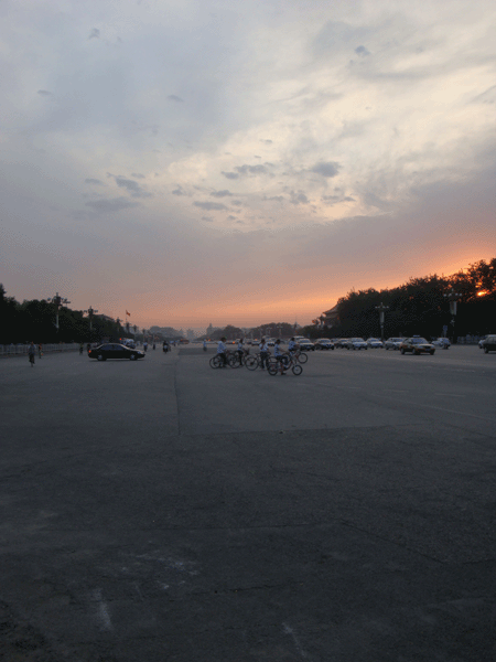 A rare sunset watches over the square at the end of the day[China.org.cn]