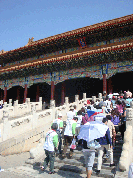 Many visitors come to the Forbidden City [China.org.cn]