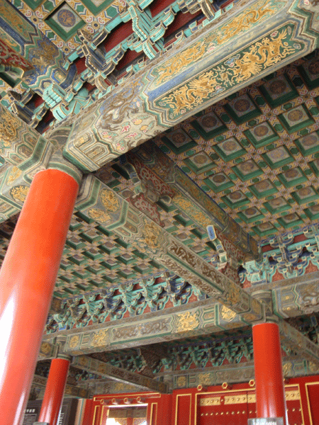 Painted ceilings show the details that went into the Forbidden City.[China.org.cn]