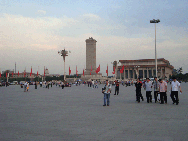 Visitors come to Tiananmen in rememberance of the 1989 anniversary.[China.org.cn]