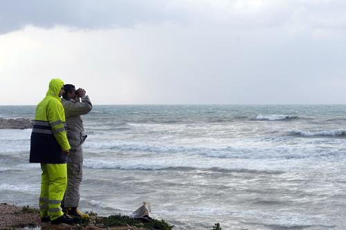 Lebanese rescuers scan the sea as search operations continued off the Lebanese coast south of the capital Beirut on January 25, 2010. [Xinhua]