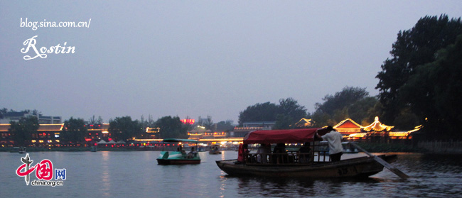 Photo taken on July 25 shows Houhai Lake in Beijing. Houhai is a lake in central Beijing, one of the three parts of Shichahai. In recent years it has become famous for nightlife because it is home to several popular restaurants, bars, and cafes. [Rostin/China.org.cn]
