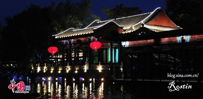 Photo taken on July 25 show night view of Houhai Lake in Beijing. [Rostin/China.org.cn]