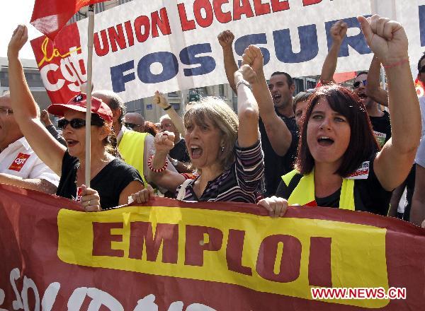 Private and public sector workers demonstrate during a nationwide strike over pension reforms in Paris September 23, 2010. France has finished its second day of massive protests in a month, with up to 3 million people out on the streets on Thursday expressing their anger against the government&apos;s retirement reform. [Xinhua/Reuters Photo]