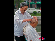 Street Barber. Photographer: Prasetyoko, Indonesia. [China.org.cn] 