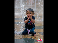 Let's play with me. Photographer: Prasetyoko, Indonesia. [China.org.cn] 