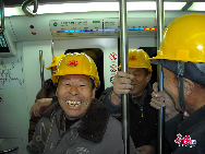 Workers at the ditie. Photographer: Roi Adar, Israel. [China.org.cn] 