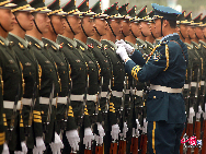 Inspection Time. Photographer: Stephen Shaver, The United States. [China.org.cn] 