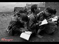 Students are forced to study in the open air as their classroom is in danger of collapse due to loose maintenance. 