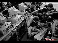  Students study the donated computers attentively in a village school in Henan province.