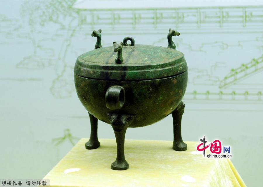 Located to the east of the Wenchang Tower in the Summer Palace, the Wenchang Gallery is the largest and the most impressive gallery of its kind in any classical Chinese garden. On display in its six halls are thousands of artifacts extracted from the Summer Palace, covering some 3,600 years from the Shang and Zhou dynasties to the fall of the Qing Dynasty in 1911.