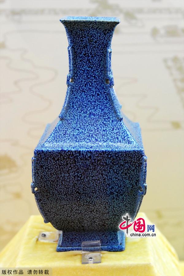 Located to the east of the Wenchang Tower in the Summer Palace, the Wenchang Gallery is the largest and the most impressive gallery of its kind in any classical Chinese garden. On display in its six halls are thousands of artifacts extracted from the Summer Palace, covering some 3,600 years from the Shang and Zhou dynasties to the fall of the Qing Dynasty in 1911.