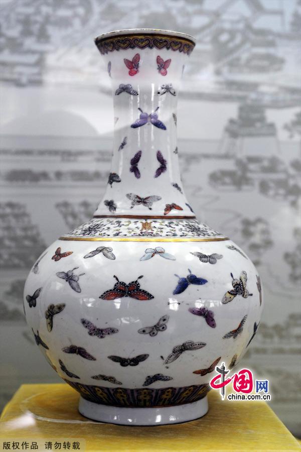 Located to the east of the Wenchang Tower in the Summer Palace, the Wenchang Gallery is the largest and the most impressive gallery of its kind in any classical Chinese garden. On display in its six halls are thousands of artifacts extracted from the Summer Palace, covering some 3,600 years from the Shang and Zhou dynasties to the fall of the Qing Dynasty in 1911.