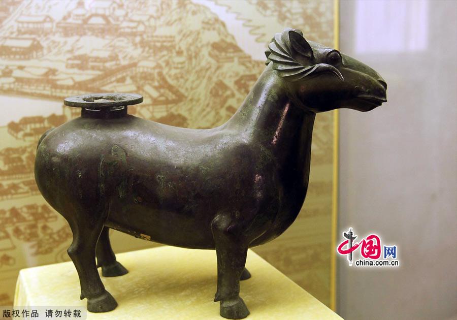 Located to the east of the Wenchang Tower in the Summer Palace, the Wenchang Gallery is the largest and the most impressive gallery of its kind in any classical Chinese garden. On display in its six halls are thousands of artifacts extracted from the Summer Palace, covering some 3,600 years from the Shang and Zhou dynasties to the fall of the Qing Dynasty in 1911.