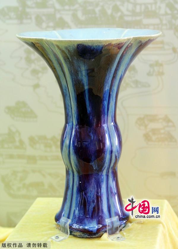 Located to the east of the Wenchang Tower in the Summer Palace, the Wenchang Gallery is the largest and the most impressive gallery of its kind in any classical Chinese garden. On display in its six halls are thousands of artifacts extracted from the Summer Palace, covering some 3,600 years from the Shang and Zhou dynasties to the fall of the Qing Dynasty in 1911.