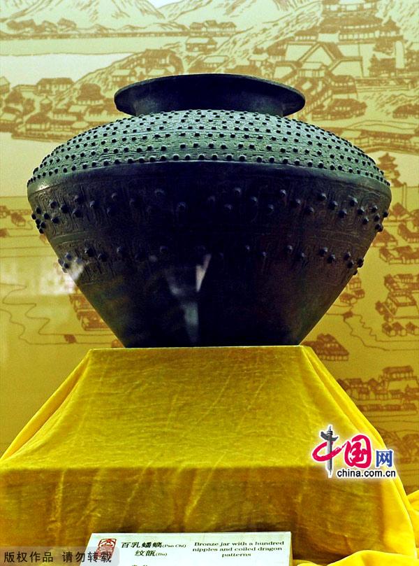 Located to the east of the Wenchang Tower in the Summer Palace, the Wenchang Gallery is the largest and the most impressive gallery of its kind in any classical Chinese garden. On display in its six halls are thousands of artifacts extracted from the Summer Palace, covering some 3,600 years from the Shang and Zhou dynasties to the fall of the Qing Dynasty in 1911.