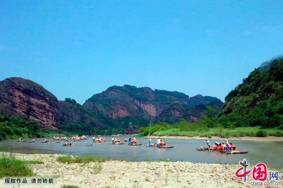 Dragon and Tiger Mountain (Longhu Mountain) is a famous Taoism mountain with a long history. 16 km (about 9.94 miles) south of Yingtan City, Jiangxi Province, the mountain has been noted as the 'Residence of Celestials' and 'Blest Earthly Abode' because of its beautiful scenery.