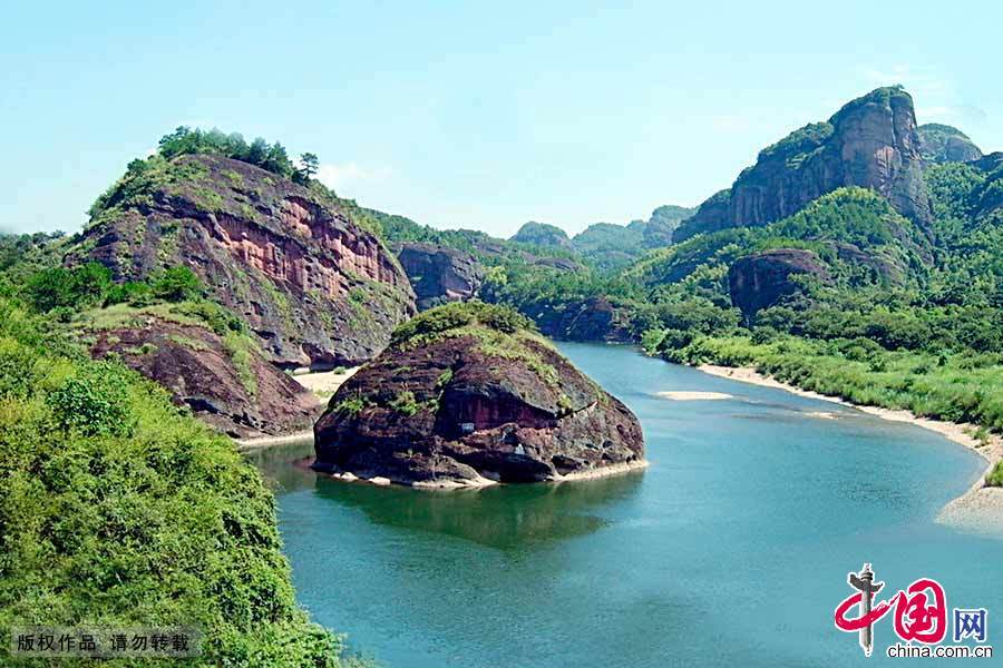 Dragon and Tiger Mountain (Longhu Mountain) is a famous Taoism mountain with a long history. 16 km (about 9.94 miles) south of Yingtan City, Jiangxi Province, the mountain has been noted as the 'Residence of Celestials' and 'Blest Earthly Abode' because of its beautiful scenery.