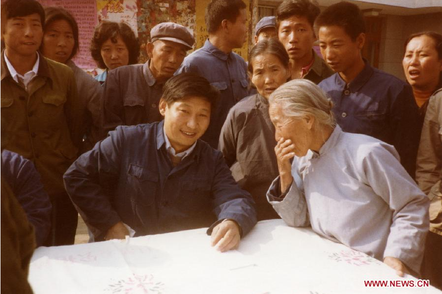 File photo taken in 1983 shows Xi Jinping (L, front), then secretary of the Zhengding County Committee of the Communist Party of China (CPC), listens to opinions of villagers in Zhengding County, north China&apos;s Hebei Province.[Photo/Xinhua]