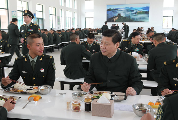 File photo taken in December 2012 shows Xi Jinping has a lunch with soldiers during his inspection to the Guangzhou Military Region in south China. [Photo/Xinhua]