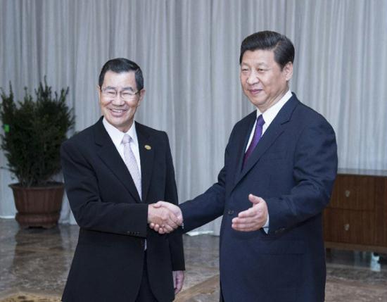Chinese President Xi Jinping (R) shakes hands with Vincent C. Siew, honorary chairman of the Taiwan-based Cross-Straits Common Market Foundation, in Boao, south China&apos;s Hainan Province, April 8, 2013. [Xinhua]