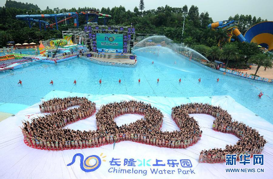 Girls wearing bikinis form a snake-shaped '2013' during a 'Ten Thousand People Bikini Show' at the Chimlong Water Park in Guangzhou, capital of south China's Guangdong Province, May 5, 2013. [Xinhua]