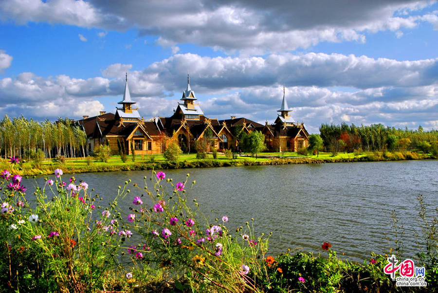 Volga Manor, located on the bank of Ashi River, Xiangfang District, Harbin, covers a land of 600,000 sq m, with marvelous view, and huge expense of gardening and marsh land. 