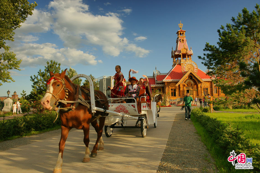 Volga Manor, located on the bank of Ashi River, Xiangfang District, Harbin, covers a land of 600,000 sq m, with marvelous view, and huge expense of gardening and marsh land. 