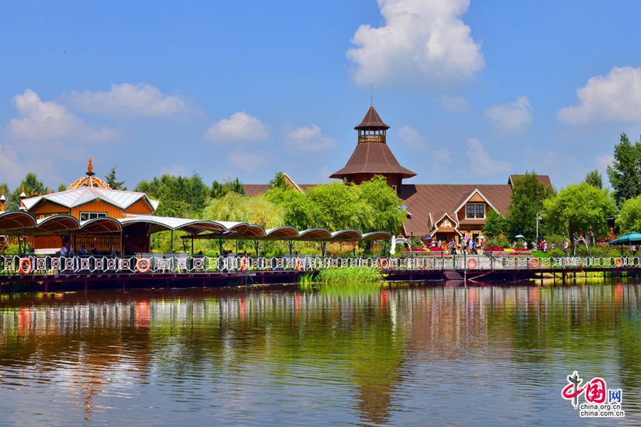 Volga Manor, located on the bank of Ashi River, Xiangfang District, Harbin, covers a land of 600,000 sq m, with marvelous view, and huge expense of gardening and marsh land. 