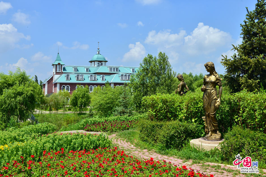 Volga Manor, located on the bank of Ashi River, Xiangfang District, Harbin, covers a land of 600,000 sq m, with marvelous view, and huge expense of gardening and marsh land. 