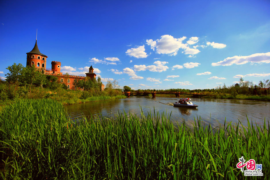 Volga Manor, located on the bank of Ashi River, Xiangfang District, Harbin, covers a land of 600,000 sq m, with marvelous view, and huge expense of gardening and marsh land. 