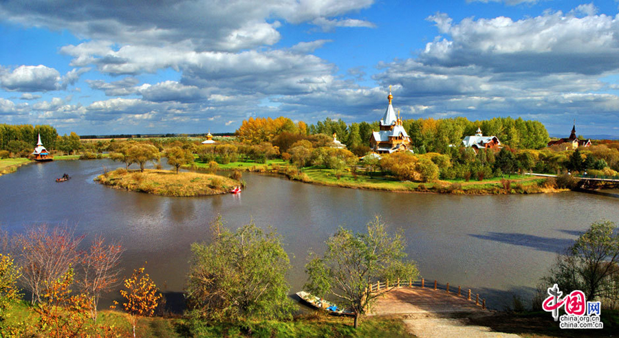 Volga Manor, located on the bank of Ashi River, Xiangfang District, Harbin, covers a land of 600,000 sq m, with marvelous view, and huge expense of gardening and marsh land. 