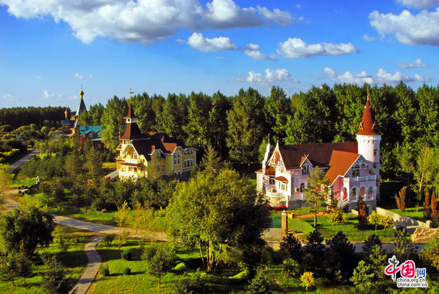 Volga Manor, located on the bank of Ashi River, Xiangfang District, Harbin, covers a land of 600,000 sq m, with marvelous view, and huge expense of gardening and marsh land. 