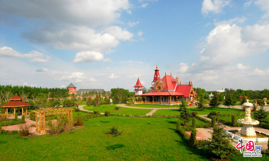 Volga Manor, located on the bank of Ashi River, Xiangfang District, Harbin, covers a land of 600,000 sq m, with marvelous view, and huge expense of gardening and marsh land. 