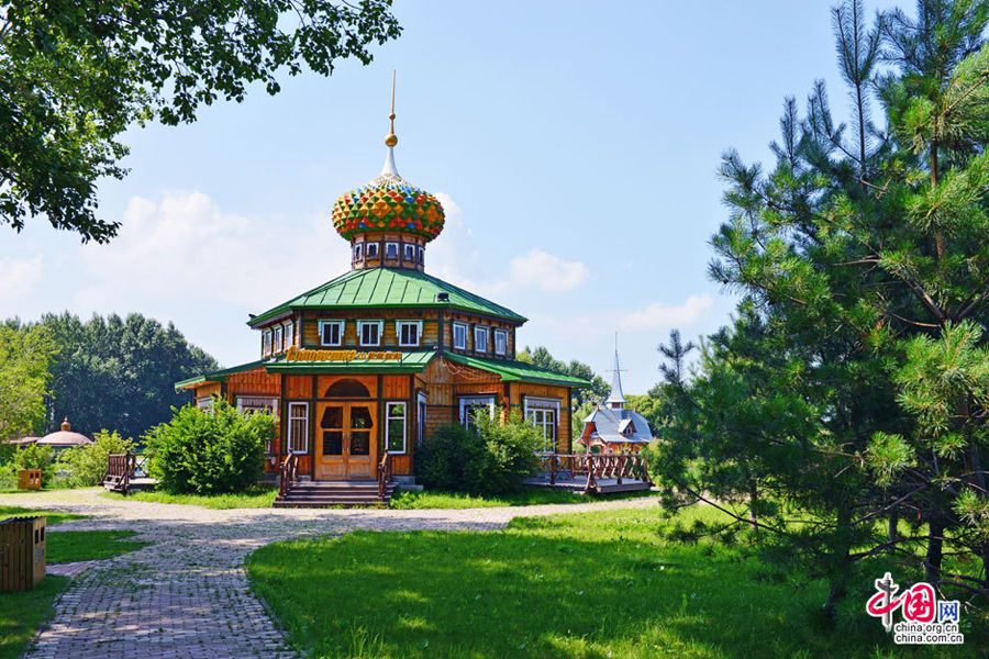 Volga Manor, located on the bank of Ashi River, Xiangfang District, Harbin, covers a land of 600,000 sq m, with marvelous view, and huge expense of gardening and marsh land. 